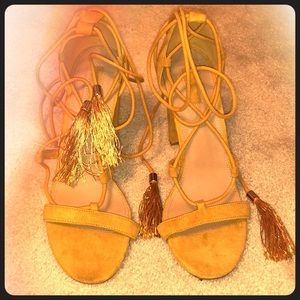 Yellow suede heels with wrap-around straps&tassels